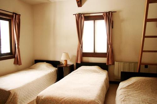 3 twin beds
