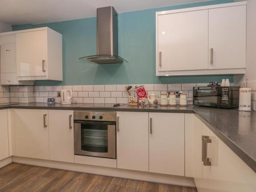Cosy Coast Cottage - image 6