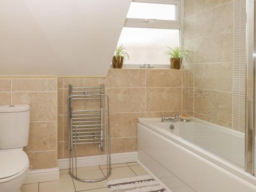 Cosy Coast Cottage - image 9