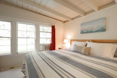 Cozy Stockbridge Cabin - Walk to Beach and Lake!