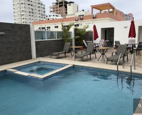 Swimming pool, KattySuit-Salinas- in Salinas