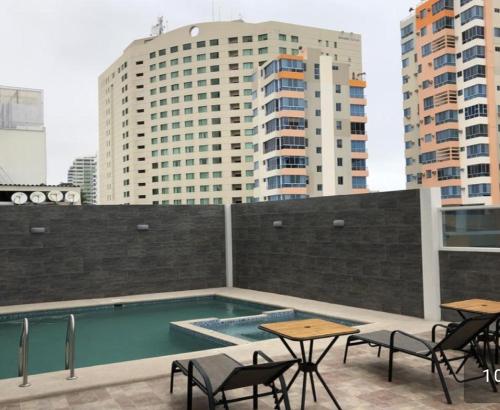 Swimming pool, KattySuit-Salinas- in Salinas