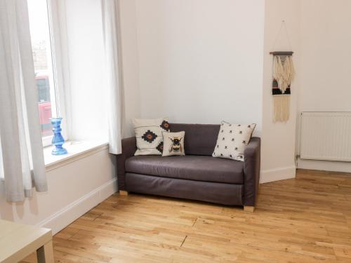 13 Stead's Place - image 6
