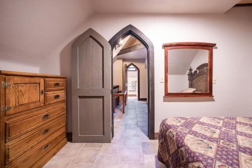 HIGHLANDS CASTLE overlooking Lake George plus 2 other CASTLES & SUITES