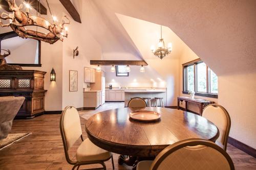 HIGHLANDS CASTLE overlooking Lake George plus 2 other CASTLES & SUITES in Bolton Landing (NY)