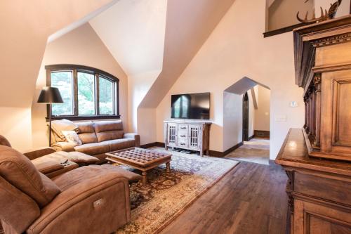 HIGHLANDS CASTLE overlooking Lake George plus 2 other CASTLES & SUITES