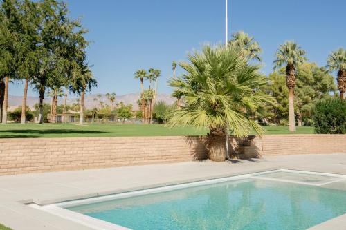 Designer MCM Hideaway with Private Pool & Spa home - image 3