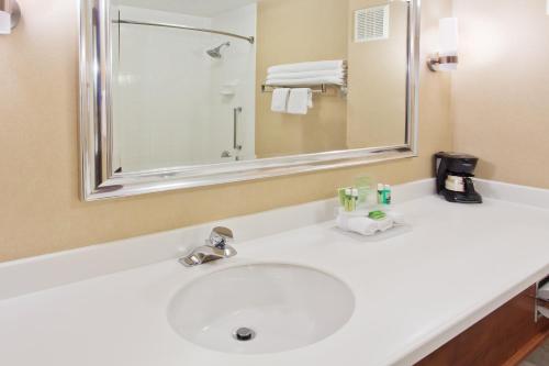 Holiday Inn Express Hotel & Suites Portland-Northwest Downtown an IHG Hotel - image 2