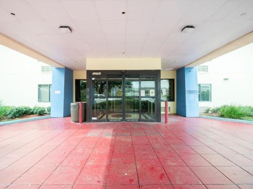 OYO Townhouse Houston Airport North - image 6