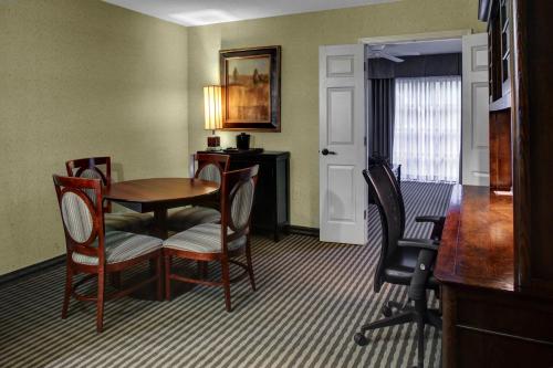 Holiday Inn Express Hotel & Suites Atlanta Buckhead