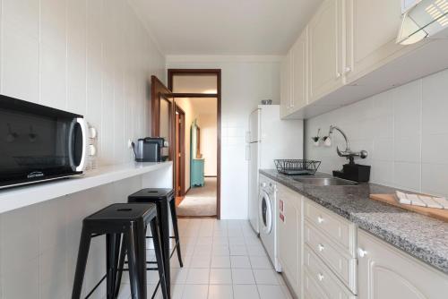 LovelyStay - Newly Decorated 2BR Flat with Free Parking - image 4