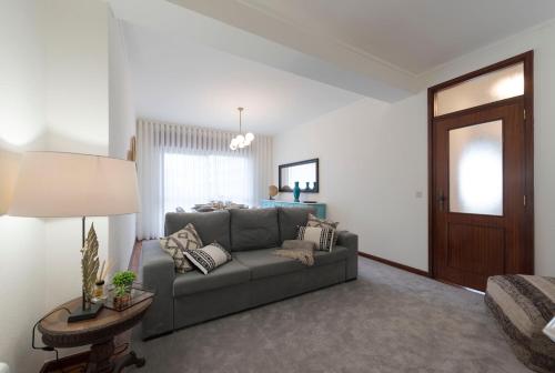 LovelyStay - Newly Decorated 2BR Flat with Free Parking - image 5