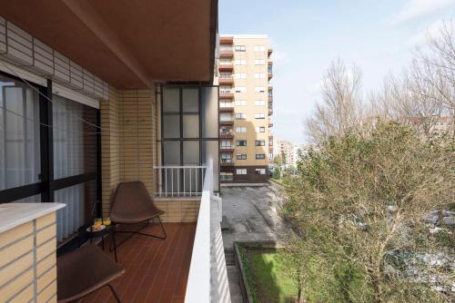 LovelyStay - Newly Decorated 2BR Flat with Free Parking - image 6
