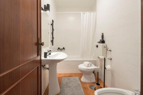 LovelyStay - Newly Decorated 2BR Flat with Free Parking - image 7