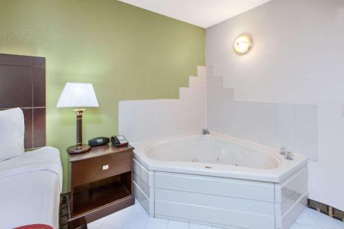 Days Inn & Suites by Wyndham Madison Heights MI - main image