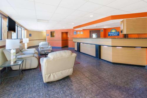 Days Inn & Suites by Wyndham Madison Heights MI