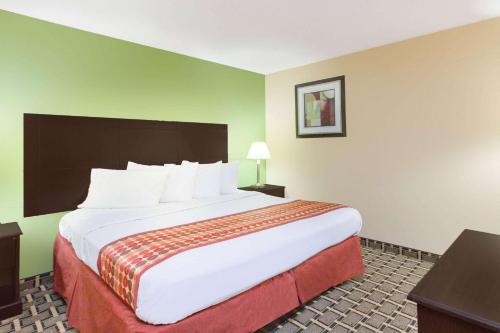 Days Inn & Suites by Wyndham Madison Heights MI - image 6