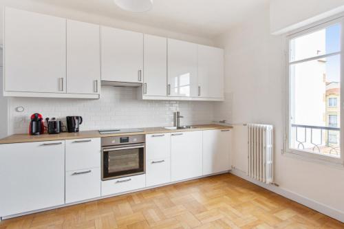 Modern and bright flat in a calm street close to Nice station - Welkeys