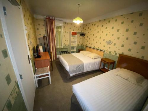 1 double bed, 2 twin beds