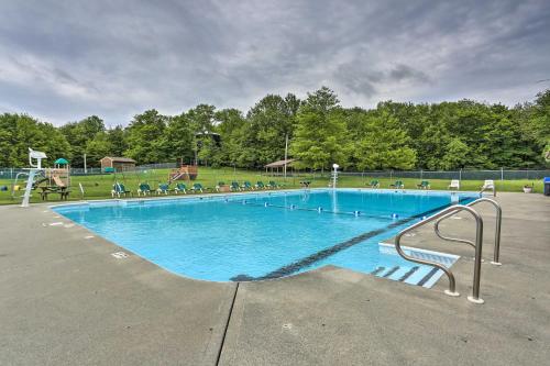 Kid-Friendly Lake Ariel Cabin with Resort Amenities! - image 6