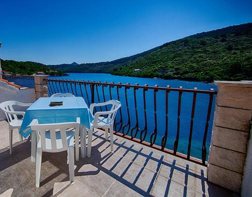  Apartments Malo Lago in Lastovo