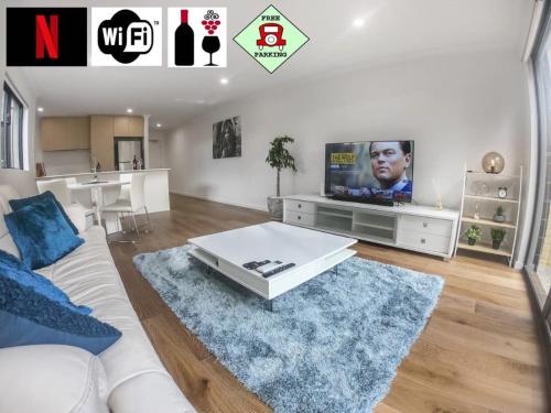 . 1 Bdrm Close Airport/Shops, WIFI, NETFLIX, PARKING