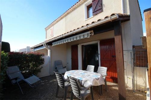 Villa d'angle, 5 couchages, 2 chambres etage, terrasse Sud parking dans résidence sécurisée, WIFI , piscine commune 400m de la mer LRJP123 - Location, gîte - Portiragnes