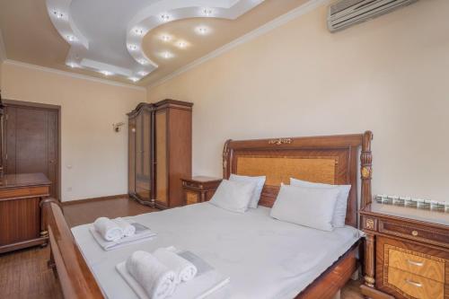 Central Yerevan 3 Bedroom Penthouse Near Republic Square.Excellent Balcony View. - image 4