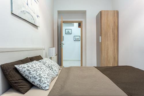 Goldcentral Apartment Dob-Cozy Place Next to Mazel Tov-Two Bedrooms - image 4