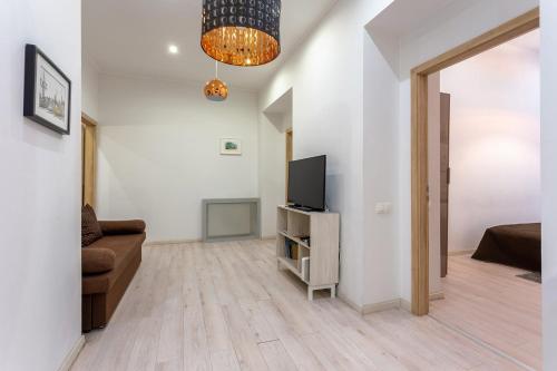 Goldcentral Apartment Dob-Cozy Place Next to Mazel Tov-Two Bedrooms - image 7