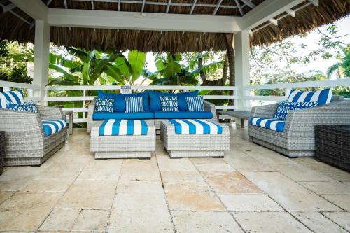 شرفة/ تراس, Blue Paloma Bed & Breakfast in Lucea