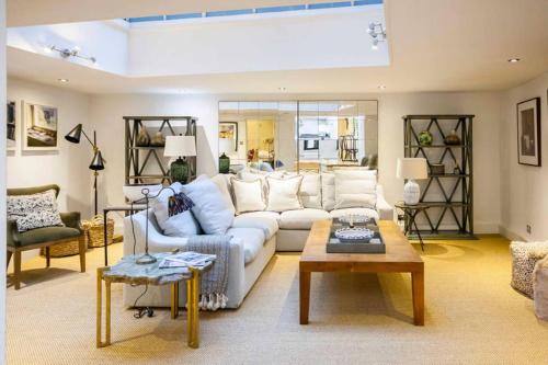 Elegant 2-bedroom Apartment On Kensington Church Street-sleeps 6, , London