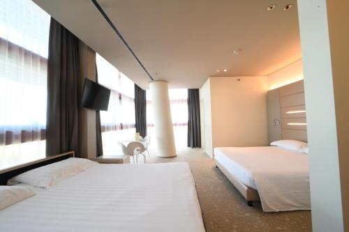 2 queen beds, 1 sofa bed