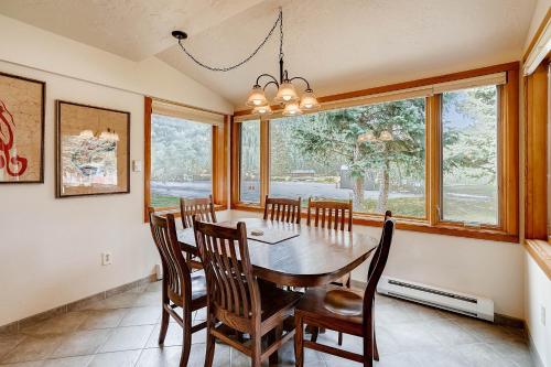 Premier 2BR 2BA in Lakeside Village- Kids Ski Free! condo - main image