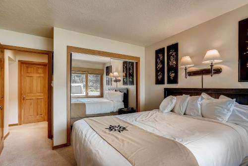 Premier 2BR 2BA in Lakeside Village- Kids Ski Free! condo - image 3