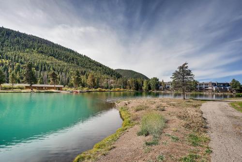 Premier 2BR 2BA in Lakeside Village- Kids Ski Free! condo - image 4