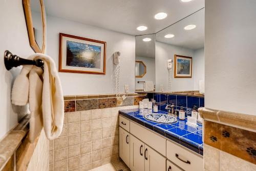 Premier 2BR 2BA in Lakeside Village- Kids Ski Free! condo - image 7