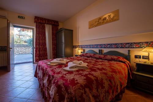 1 king bed, 2 twin beds