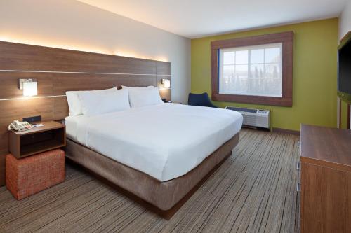 Holiday Inn Express Hotel & Suites San Diego-Escondido, an IHG Hotel