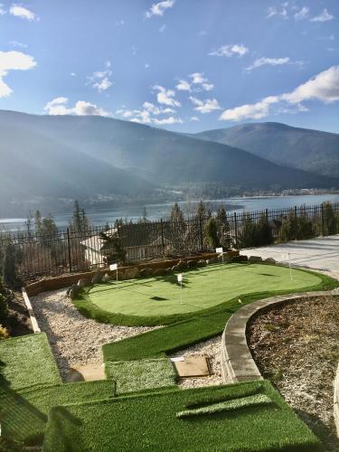 Dārzs, Kootenay Wild Guest Suites in Ainsworth Hot Springs (BC)