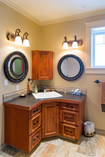 Vannas istaba, Kootenay Wild Guest Suites in Ainsworth Hot Springs (BC)