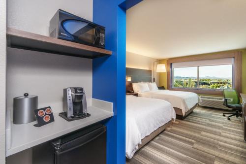 Holiday Inn Express & Suites Lake Havasu - London Bridge, an IHG Hotel