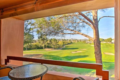 Golf Course & Mtn Views: Paradise Valley Condo! – khách sạn tại Bắc Phoenix
