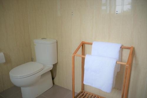 Superior Queen Room with Private Bathroom image 4