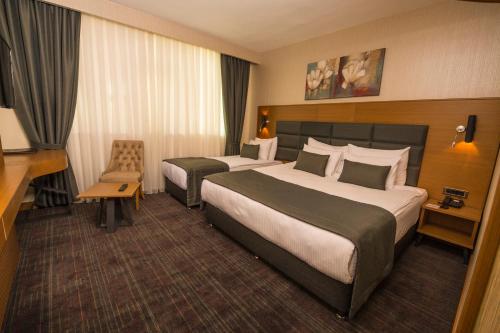 1 king bed, 1 twin bed