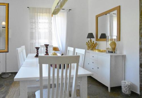 The Garden House only a 2 minute walk from the Picturesque Marine of Vourkari.