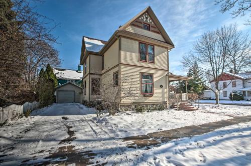 Dtwn Lake Geneva Home, Walk to Beach and Restaurants in 迪爾菲爾德