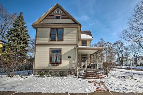 Dtwn Lake Geneva Home, Walk to Beach and Restaurants in 迪爾菲爾德