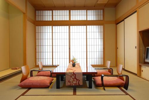 Kamiyamada Hotel Kamiyamada Hotel is conveniently located in the popular Chikuma area. Offering a variety of facilities and services, the property provides all you need for a good nights sleep. Service-minded staff w
