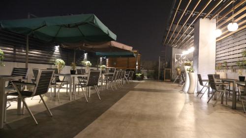Bar/lounge, HOTEL V in Hazratganj